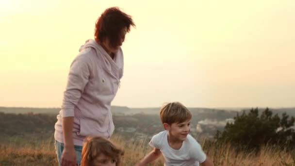 어머니는 아들을 팔로 감싼다. 아들은 어머니에게 부드럽게 잔소리를 한다. 자연계의 가족 휴가. — 비디오