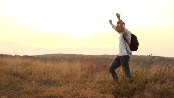 Dalam The Nature Of Dad and Son. Dad And Little Son Greet each other Clap Hands — Stok Video