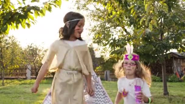 Çocuklar Tatili 'nde. Bahçeye atlayan Hint kostümlü iki güzel kız.. — Stok video