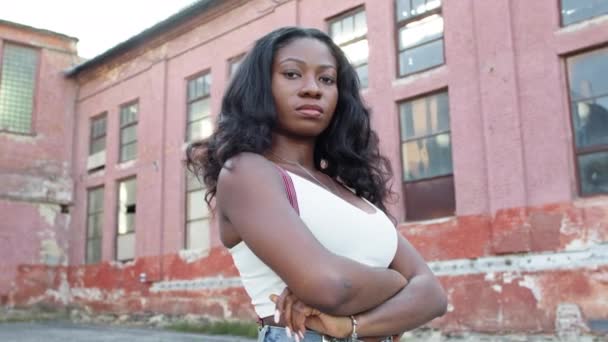 Chica Negra en la calle. Chica joven en el fondo del edificio. — Vídeo de stock