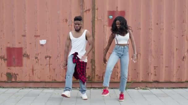 Νέοι Χορευτές στο δρόμο. Μαύρος τύπος και χορό κορίτσι.Βρίσκονται στο φόντο της μεταλλικής μύτης. — Αρχείο Βίντεο