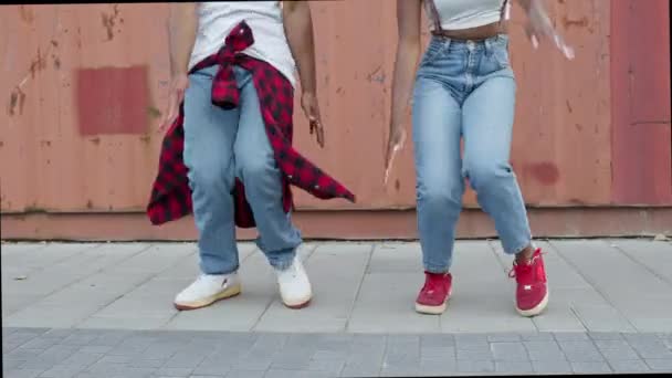 Street Dancing. Pasangan muda menari di jalan. Black Guy and Girl berimprovisasi secara berirama. Mereka membuat gerakan yang sama.. — Stok Video