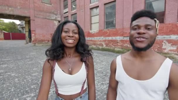 Ragazzo e ragazza di colore. Parlano e gesticolano con le mani come se leggessero Rap. — Video Stock