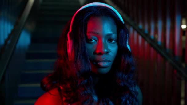 Black Young Girl In Headphones. Dark Lighting. — Stock Video