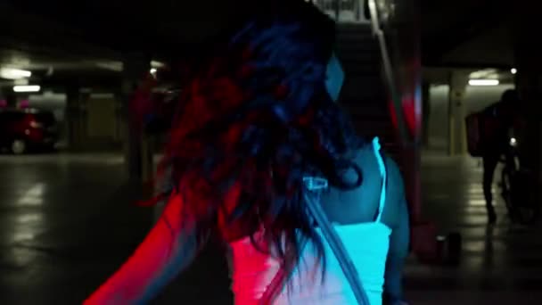 Siyah Genç Kız Dans Ediyor. Karanlık Aydınlatma. — Stok video