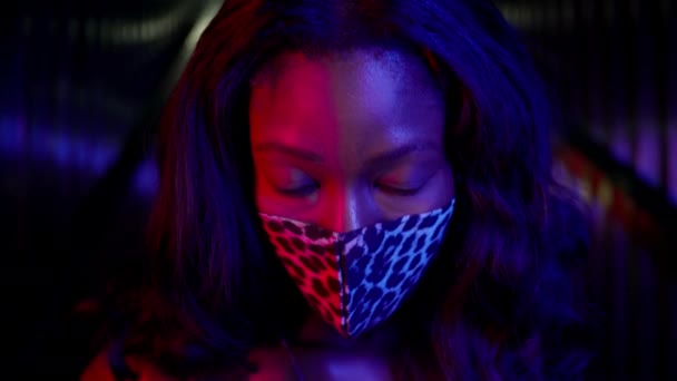 Όμορφο μαύρο κορίτσι σε μάσκα για την προστασία από ιούς. — Αρχείο Βίντεο