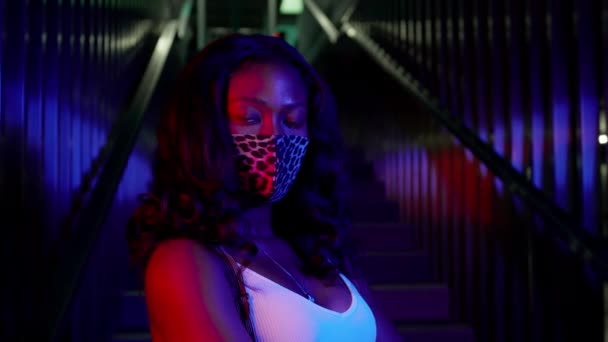 Portret pięknej czarnej dziewczyny w masce do ochrony przed wirusami. — Wideo stockowe