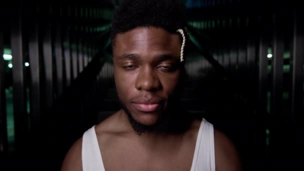 Tvář mladého černocha s plnovousem a stylovým účesem. — Stock video