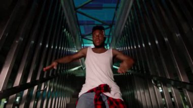 Genç siyahi adam modern danslar yapıyor. Işık Maviye Değiştirir.