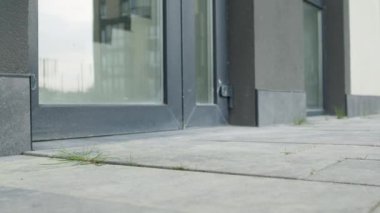 Karton kutu evin kapısının altından düşüyor. Biri fırlatıyor. Kargo Servisi.