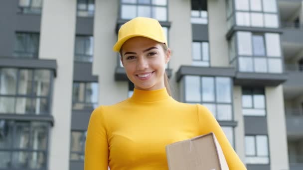 Jovem menina entrega serviço trabalhador fica na rua com caixa em suas mãos. — Vídeo de Stock