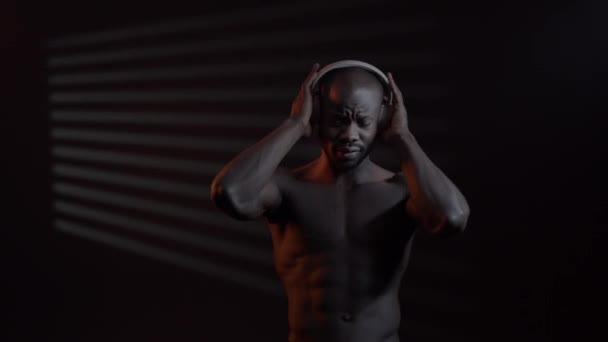 Homem negro ouvindo música em fones de ouvido. — Vídeo de Stock