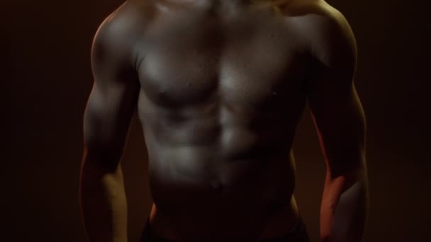 Körper des jungen schwarzen Mannes. Perfekte Figur mit guten Muskeln — Stockvideo