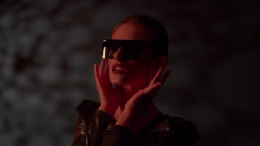 Şık güneş gözlüğü takan Güzel Moda Kızı.