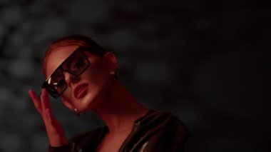 Şık güneş gözlüğü takan Güzel Moda Kızı.