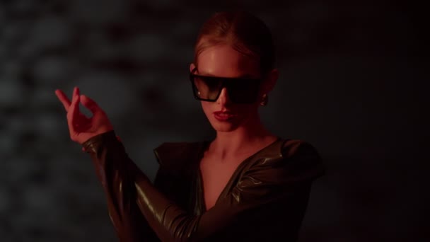 Piękna Modelka Dziewczyna Noszenie Stylowe okulary przeciwsłoneczne. — Wideo stockowe