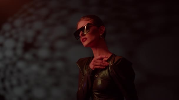 Beauty Fashion Model Girl Wearing Stylish Sunglasses. — Stock Video