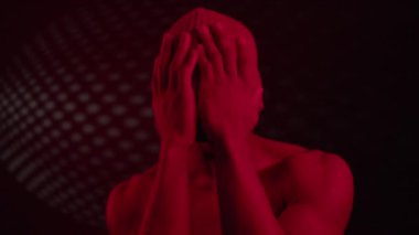 Siyah adam Cap Dansında.