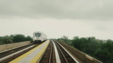 Köprüdeki tren yolu. Hareket halindeki Tren.