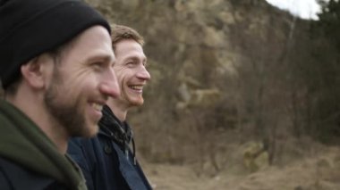 Profildeki iki genç arkadaşın portresi. Dışarıda yan yana dururlar. Gülüyorlar..