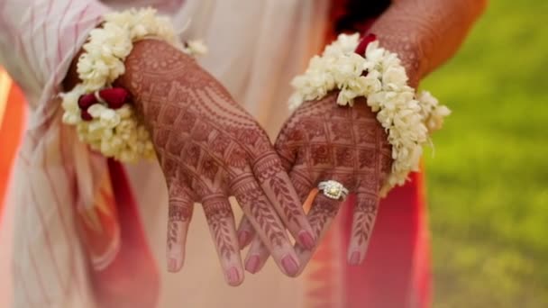 Índia. As mãos das meninas são pintadas com henna. — Vídeo de Stock