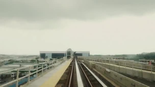 Met hoge snelheid passeert de trein tunnels en bruggen. — Stockvideo