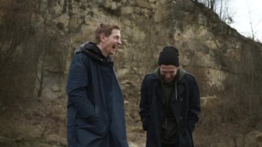 İki arkadaş. Bir adam şakayla diğerine arkadan saldırıyor. Şaka gibi kavga ediyorlar..