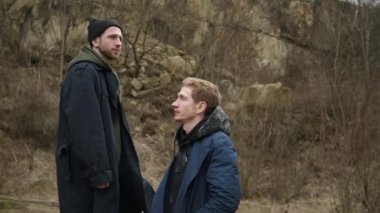 Doğadaki İki Arkadaş. Şık Gençler. Biri diğerinin üzerinde, taşın üzerinde duruyor..