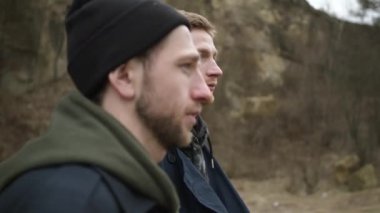 Profildeki iki genç arkadaşın portresi. Açık havada birbirlerine yaklaşırlar..