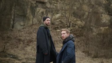 Doğadaki İki Arkadaş. Şık Gençler. Biri diğerinin üzerinde, taşın üzerinde duruyor..