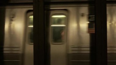 Metro istasyonunda tren var. Hareket ediyor..
