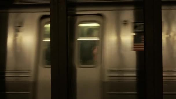 Vonat a metróállomáson. Megmozdult.. — Stock videók