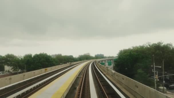 Via férrea na ponte. Comboio em movimento. — Vídeo de Stock