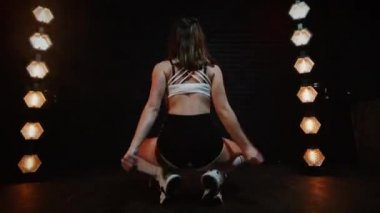 Güzel Esmer Dans Stüdyoda Yanıp sönen Işıkla.