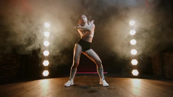 Girl Dancing Twerk In Studio. Mladá bruneta v kraťasech a top. — Stock video