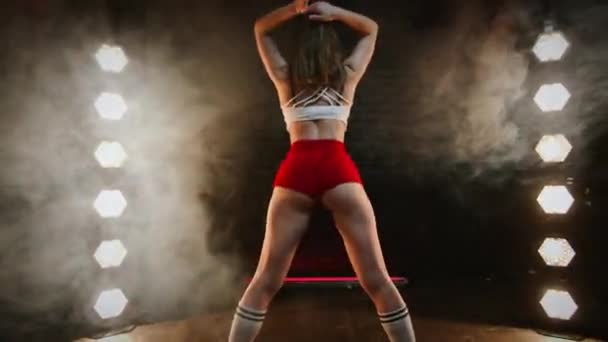 Snygg Brunette Dancing Twerk i studion. Närbild Visa. — Stockvideo