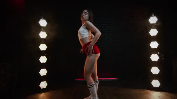 Pretty Brunette Dancing Twerk In Studio. Pohled zblízka. — Stock video