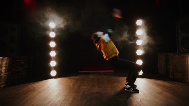 Young Brunette Dancing Break Dance In Studio (em inglês). Menina salta e torce no ar. — Vídeo de Stock