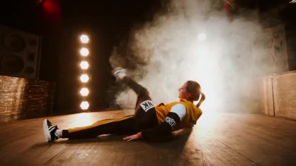 Tineri Bruneta Dansand Break Dance În Studio. Fata Spins Pe The Floor Pe Ei Spate . — Videoclip de stoc