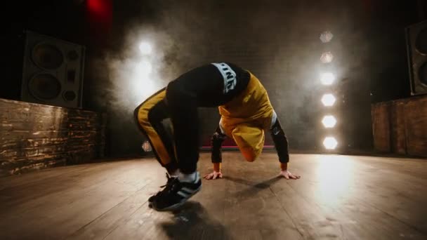 Joven morena bailando danza de descanso en el estudio. Luz intermitente. Habitación está llena de humo. — Vídeos de Stock