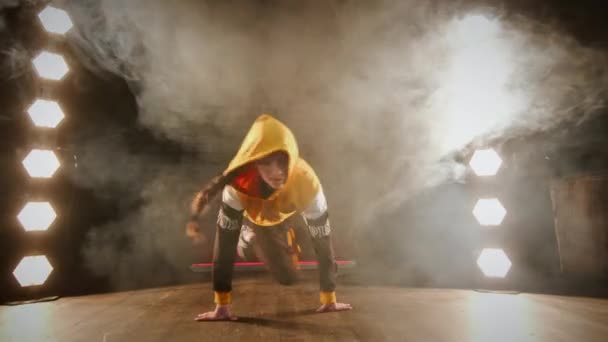 Молода Брюнетка Танцює Танець Перерви В Студії. Блимає світло. Кімната наповнена димом . — стокове відео