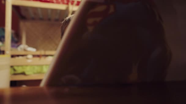 Kisfiú Superman öltöny könnyek poszter ábrázoló kedvenc karakter