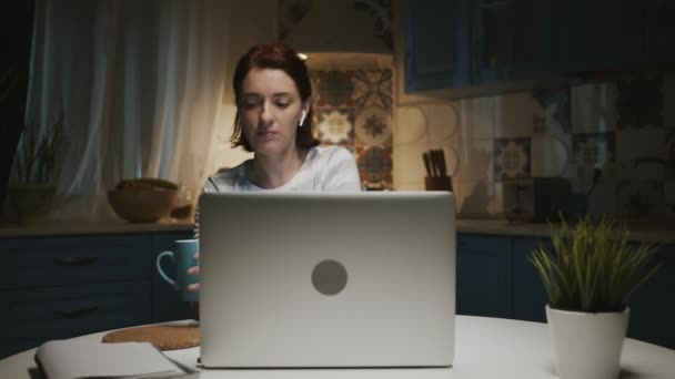 Жінка на кухні з ноутбуком . — стокове відео