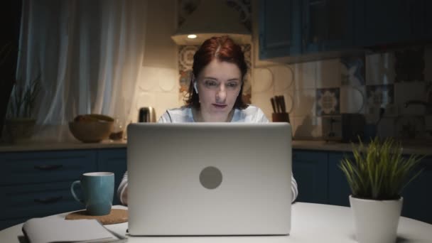 Frau in der Küche mit Laptop. — Stockvideo