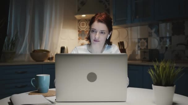 Mulher na cozinha com laptop. — Vídeo de Stock