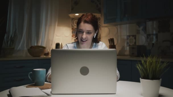 Mulher na cozinha com laptop. Mulher cansada e quer dormir. Ela Yawns. — Vídeo de Stock