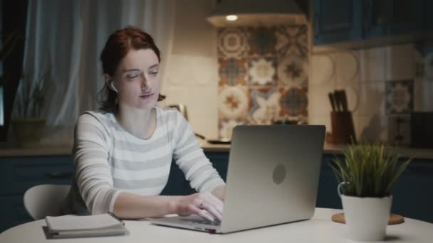 Frau in der Küche mit Laptop. Müde Frau. Ihr Kopf tut weh. — Stockvideo