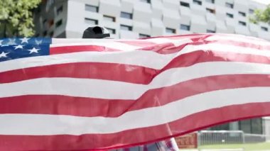 Sokaktaki Genç Adamın Portresi. Sırtında ABD bayrağı var..