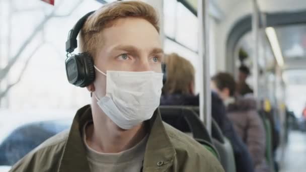 Fiatal fickó buszozik orvosi maszkkal az arcán. Az egészség védelme járvány esetén. — Stock videók