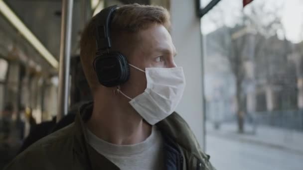 Giovane ragazzo sale in autobus con maschera medica sul viso. Proteggere la salute in caso di epidemia. — Video Stock